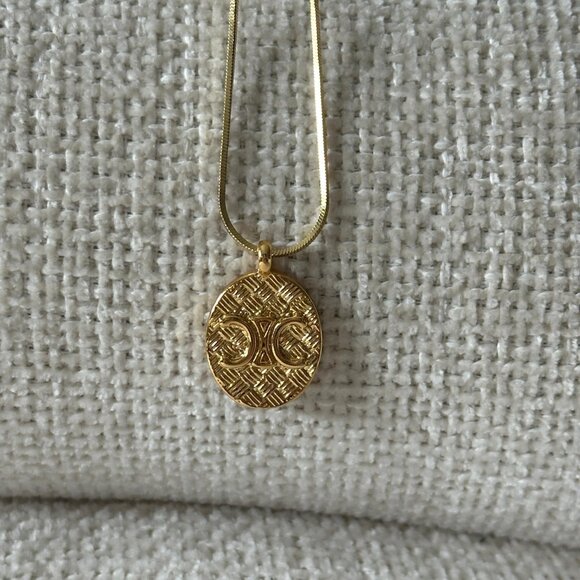 Gold Round Pendant Necklace - Picture 1 of 5